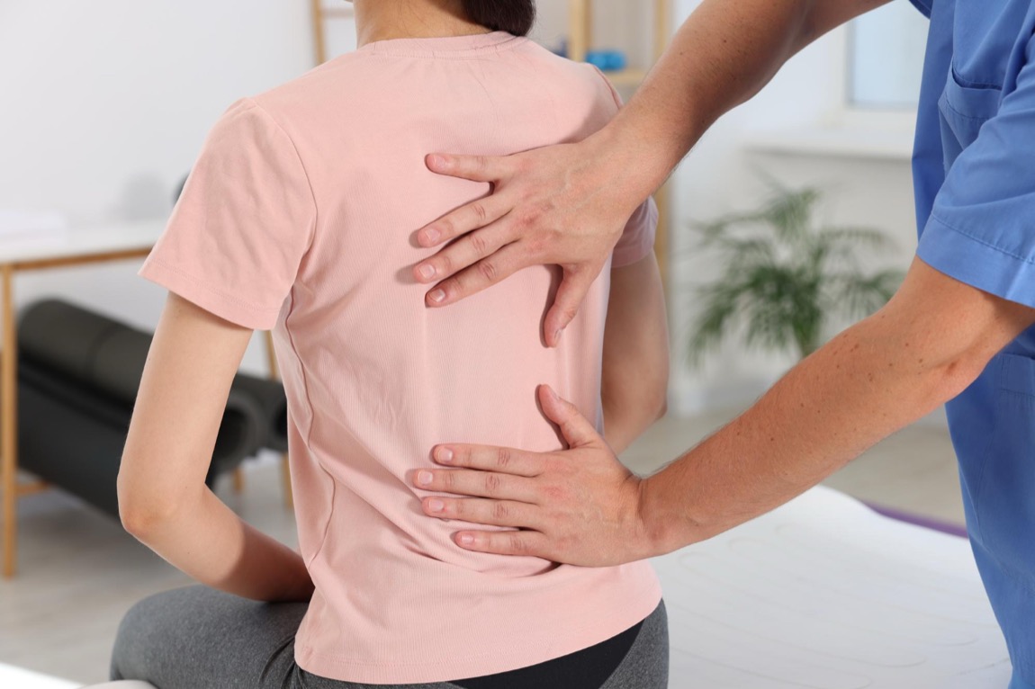 Jak działa osteopatia wisceralna – mechanizm wpływu narządów na kręgosłup